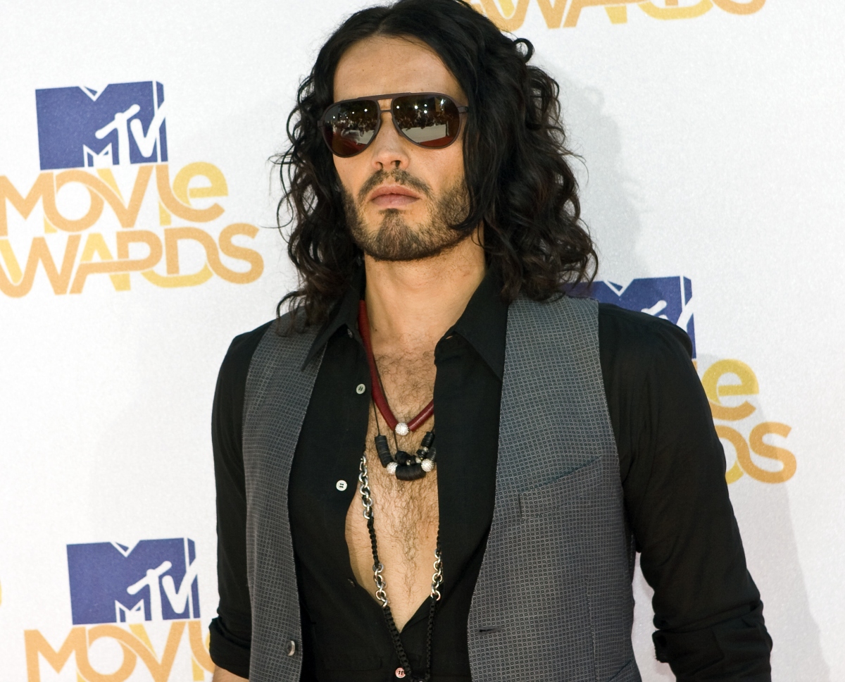 Russell Brand retrasan juicio del actor 