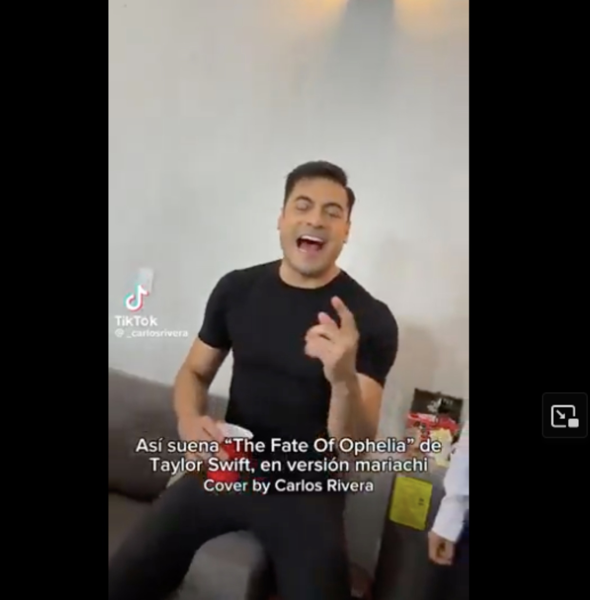 Carlos Rivera hace homenaje a Taylor Swift