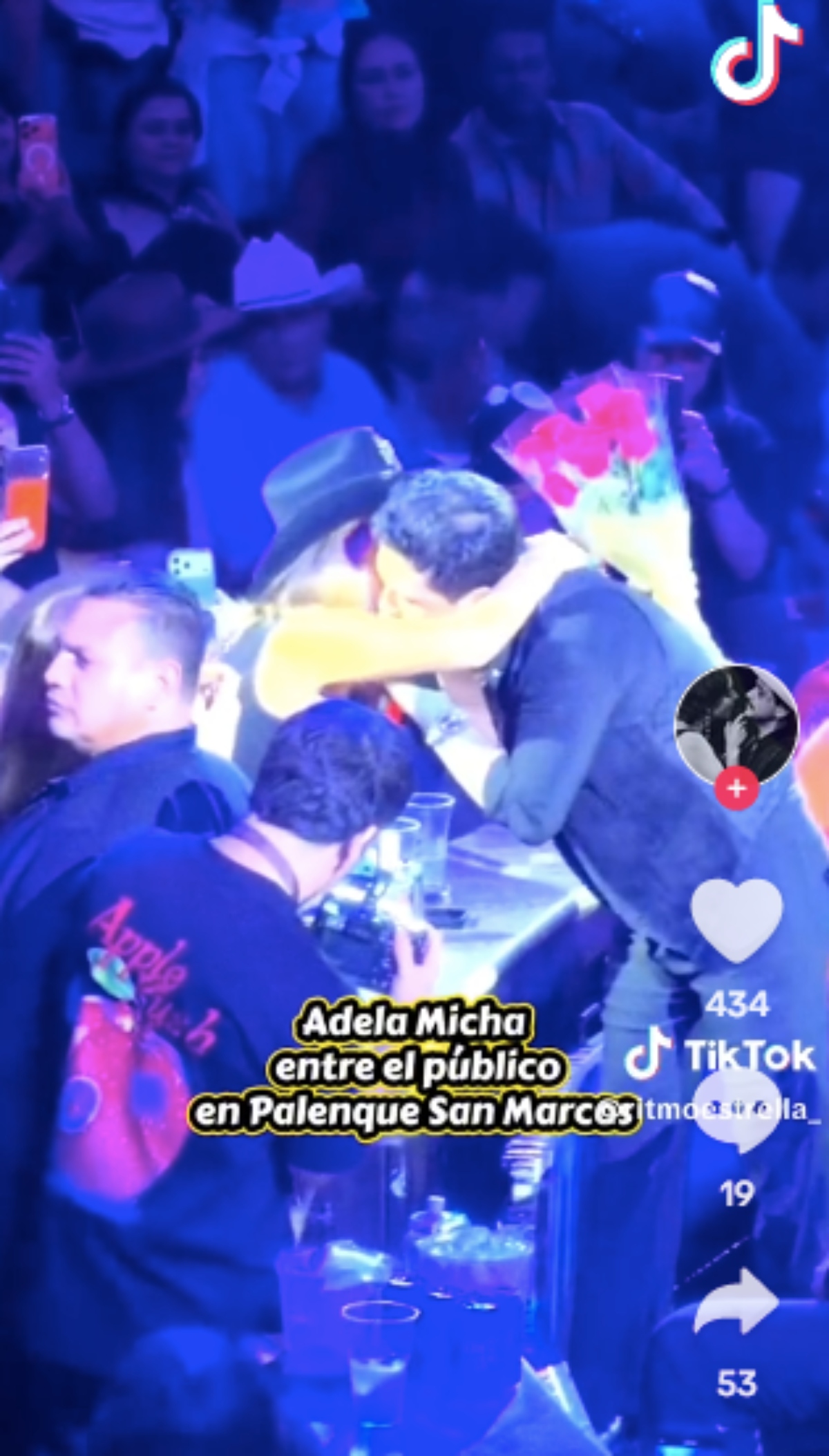 Adela Micha besa a Christian Nodal