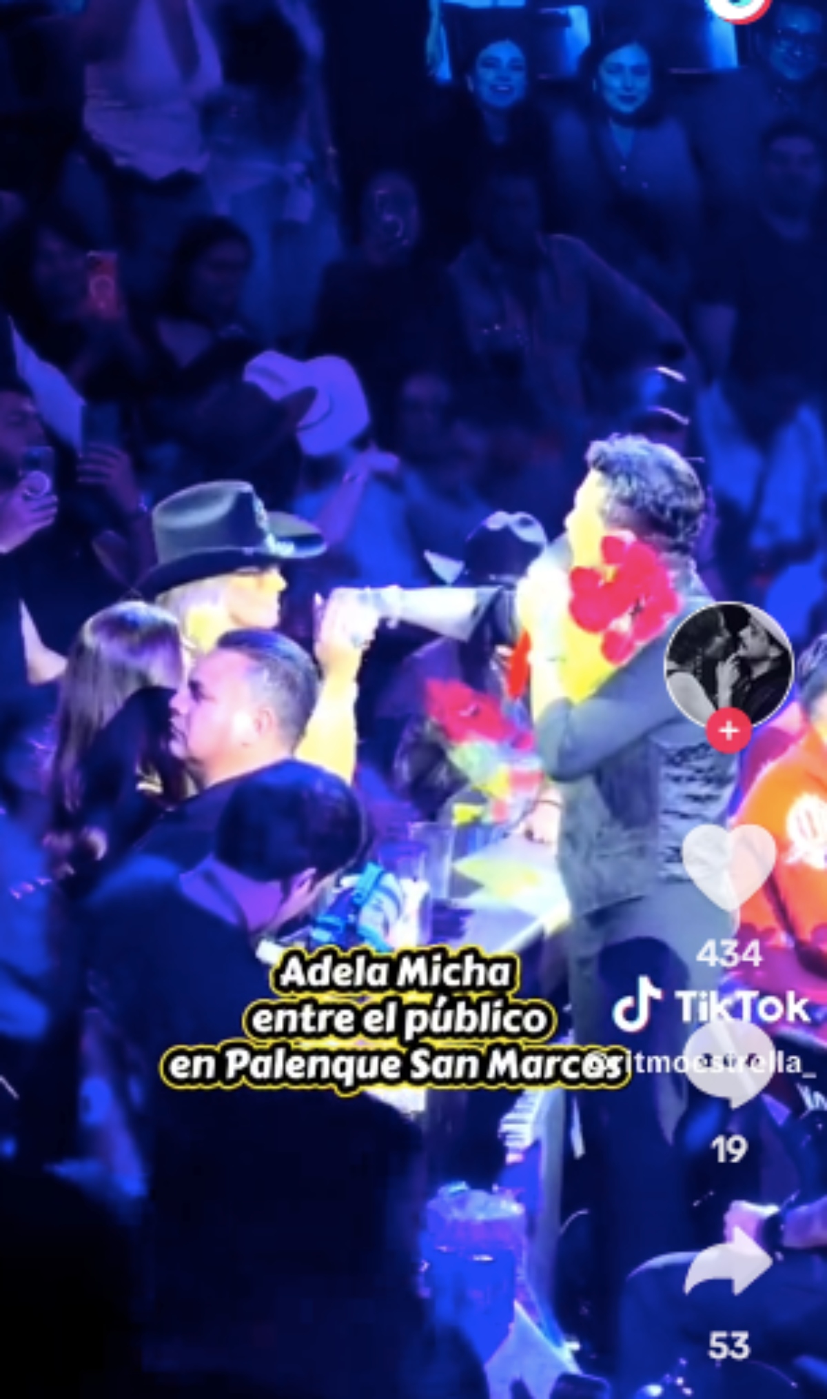 Adela Micha besa a Christian Nodal