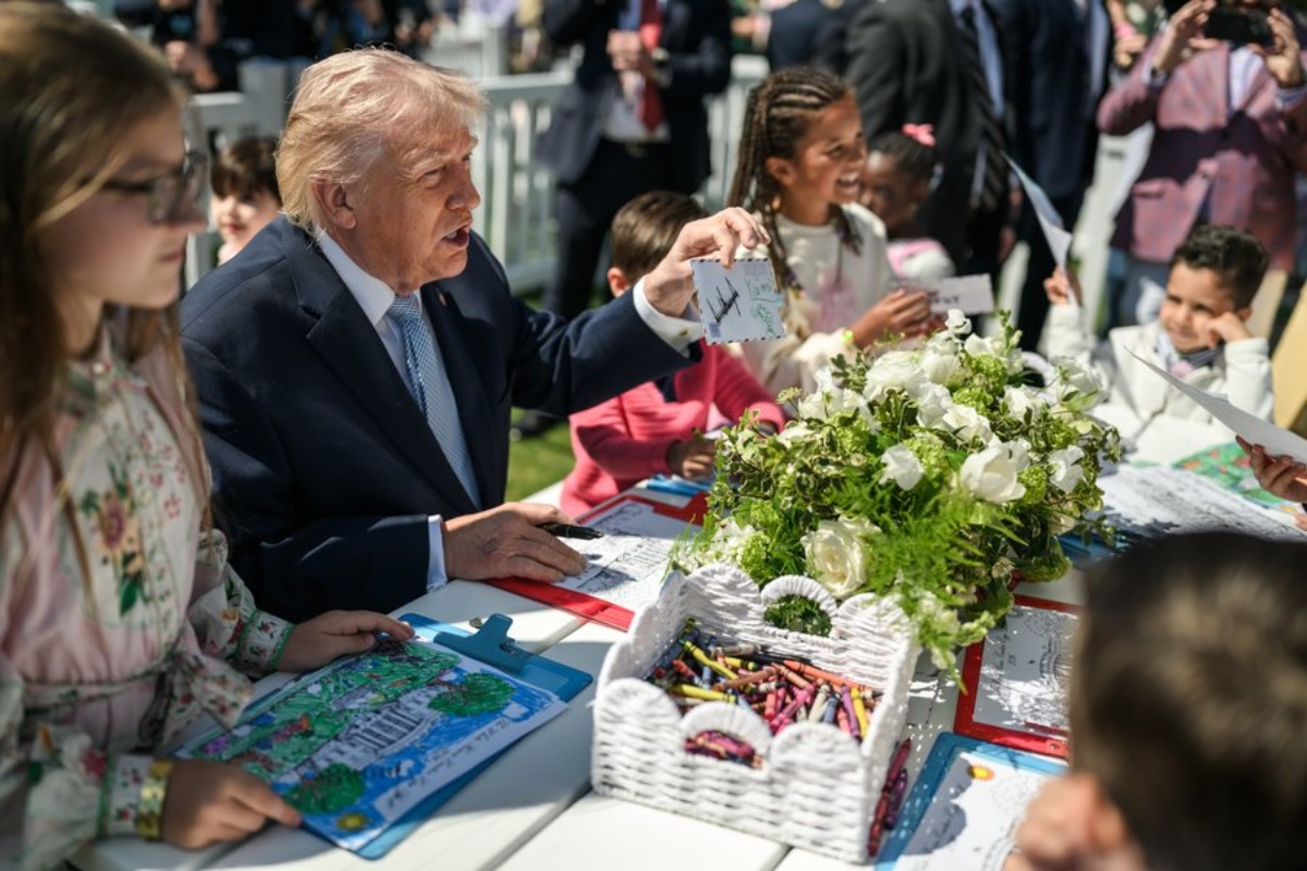 Trump y la Primera Dama celebran el Lunes de Pascua rodeados de cientos de niños