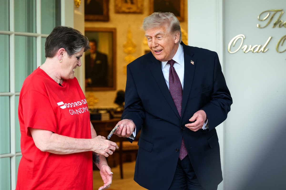 Trump pide McDonald’s al Despacho Oval y le da 100 dólares de propina a «la abuela de DoorDash»