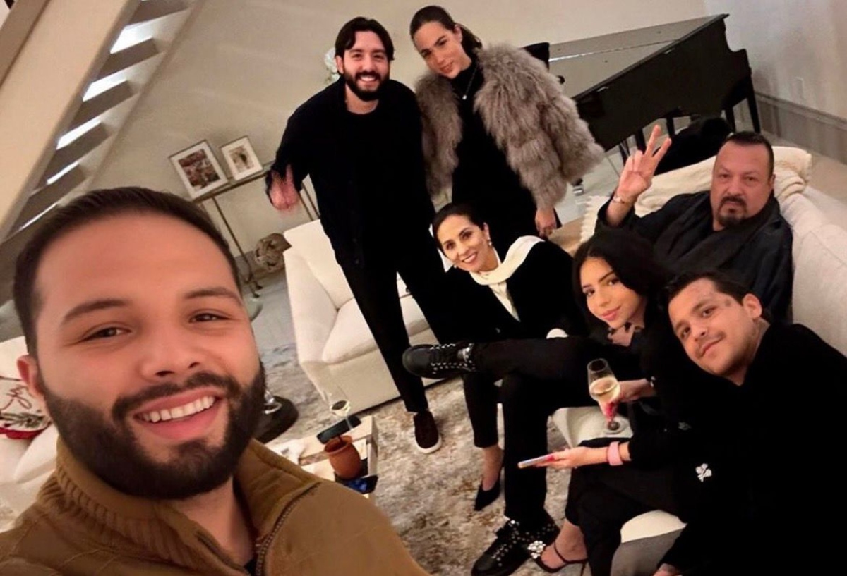 Mamá de Christian Nodal elimina las fotos