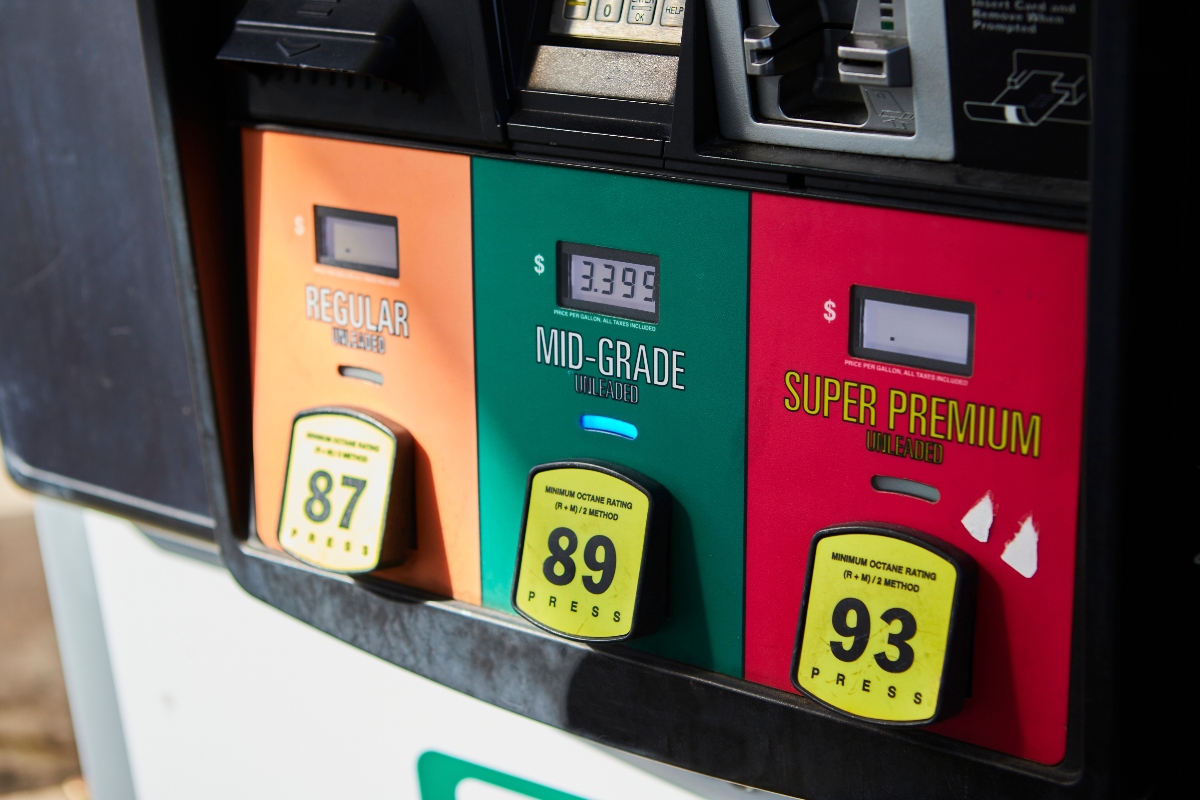 Precio de la gasolina en EE.UU. alcanza récord de 4.23 dólares por galón
