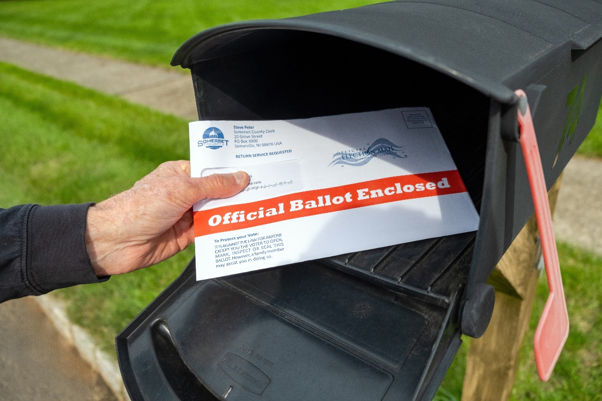 Trump firma orden ejecutiva para limitar el voto por correo