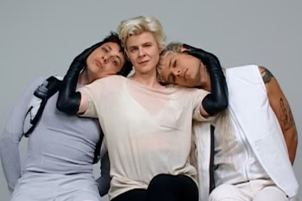 Ca7riel y Paco Amoroso sorprenden con Robyn: reinventan “Blow My Mind”