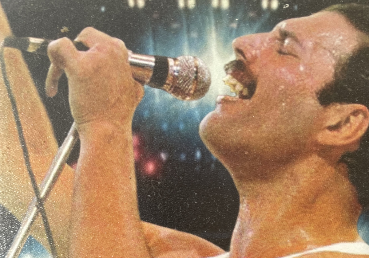 El legendario micrófono dorado de la banda Queen, será subastado