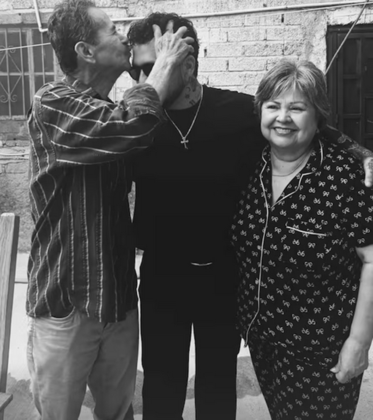 Christian Nodal aparece junto a sus abuelos