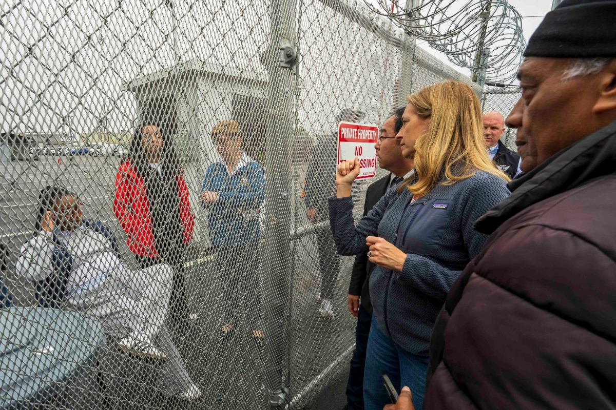 Huelga de hambre, gas pimienta y denuncias de comida con gusanos en centro de detención de ICE