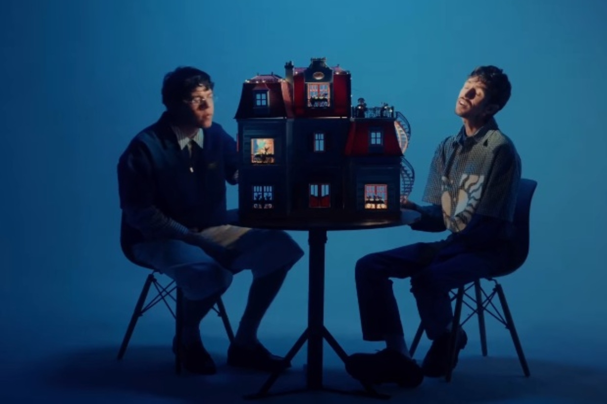 Kendall Peña y Esteman rompen corazones con “Maldita canción (de pop)”