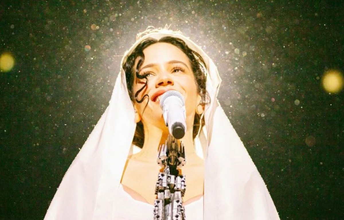 La crítica británica se rinde ante el show 'LUX' de Rosalía