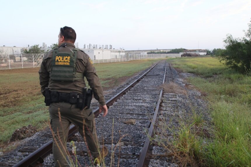 mexican train car Laredo, train tracks, Border Patrol agent, Immigration, QuéOnnda