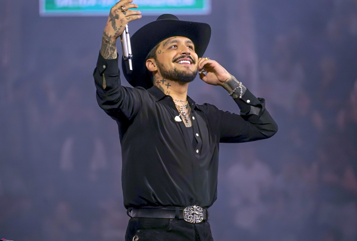 Conductora exhibe mal comportamiento de Christian Nodal en entrevista