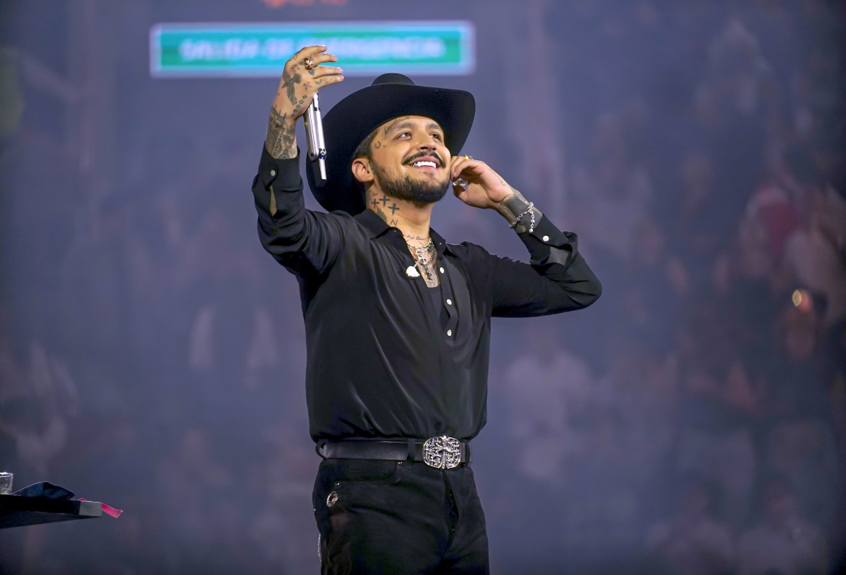 Christian Nodal le da inesperado beso en la boca a una fanática