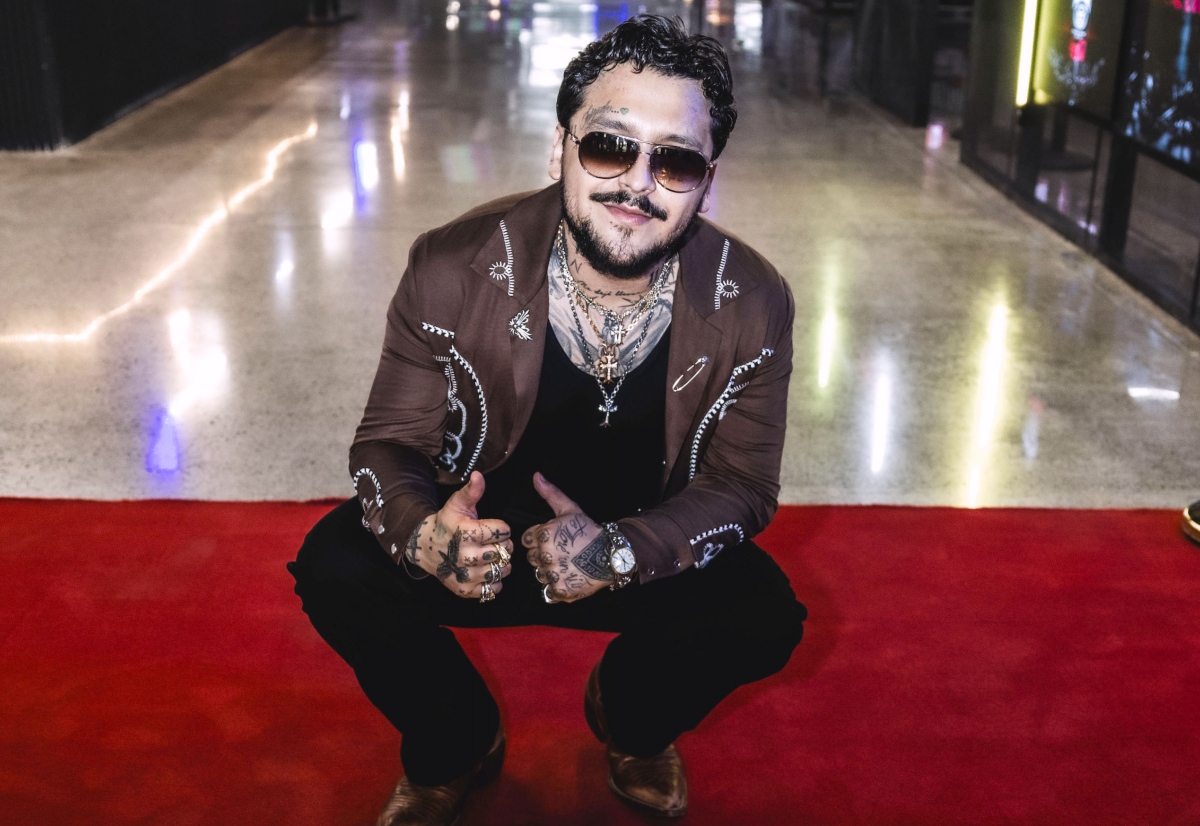 Christian Nodal demandaría a su papá por presunto robo de dinero