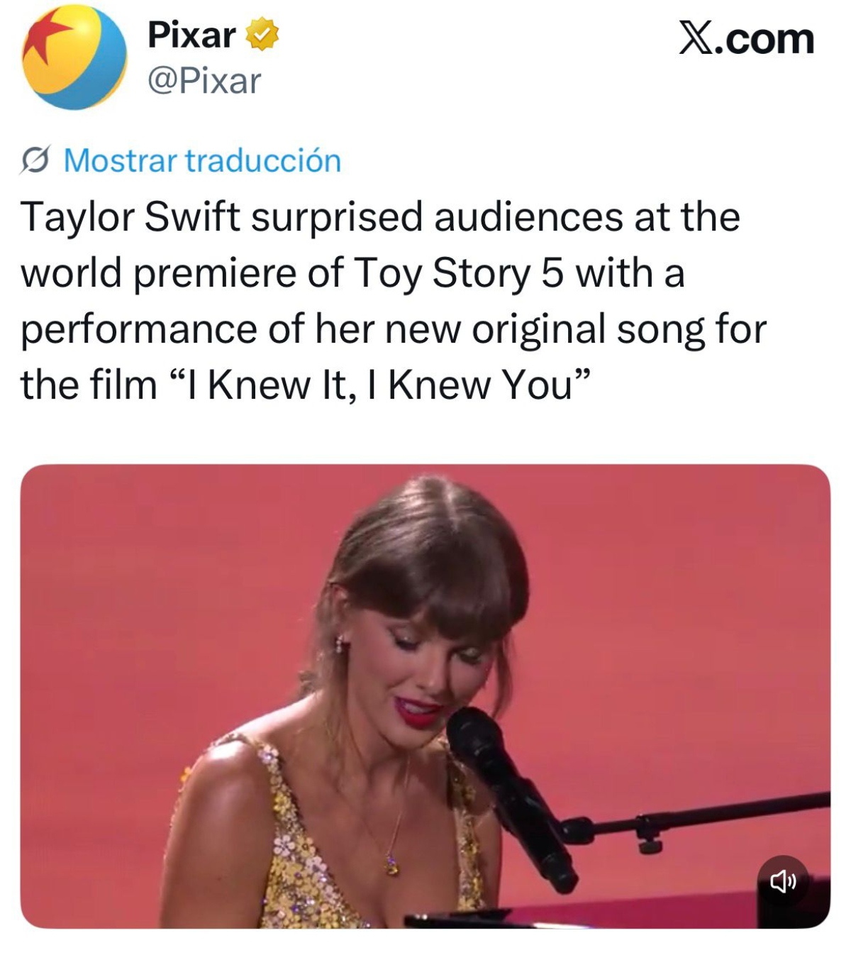 Taylor Swift sorprende en la alfombra roja de 'Toy Story 5'