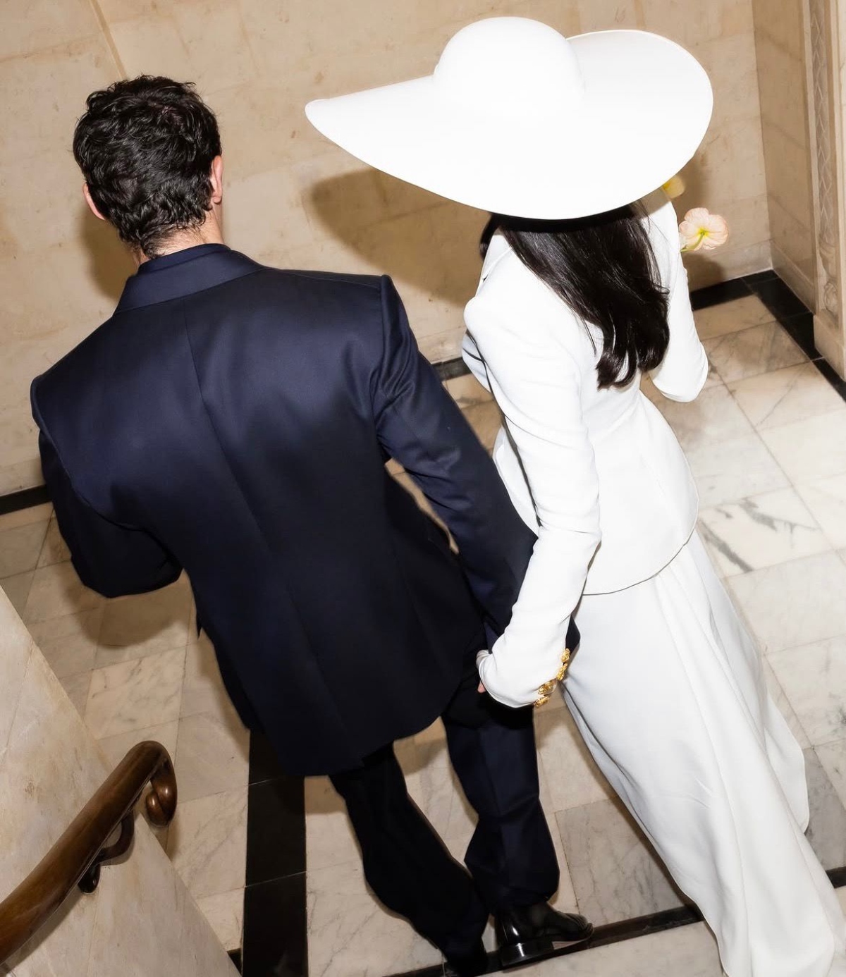 Dua Lipa se casa con el actor Callum Turner