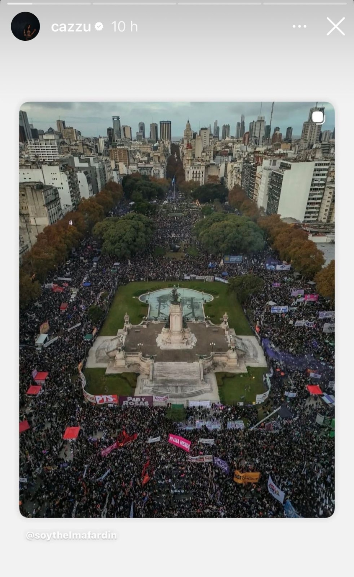 Cazzu participa en la marcha 'Ni Una Menos' y lanza contundente mensaje
