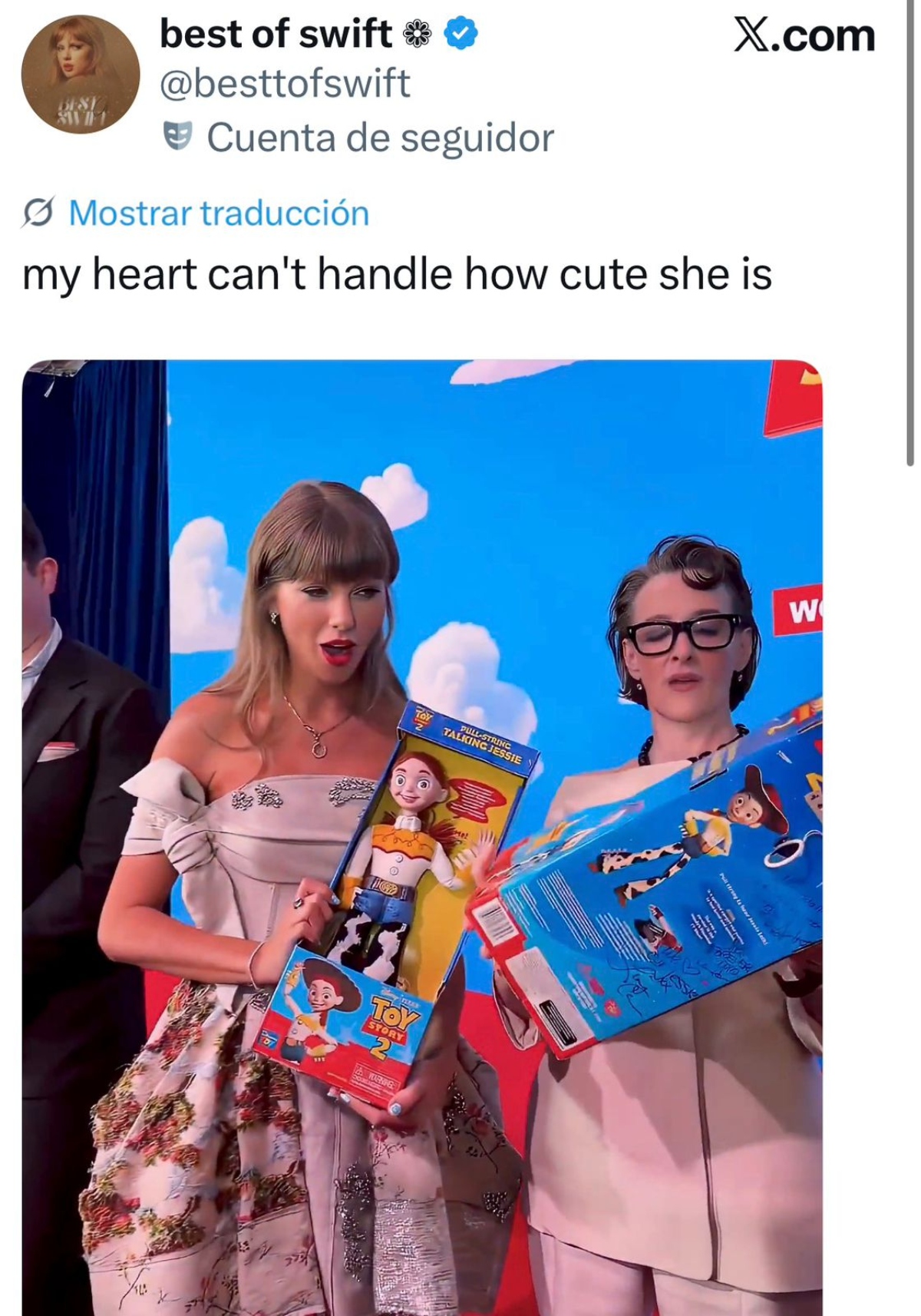 Taylor Swift sorprende en la alfombra roja de 'Toy Story 5'
