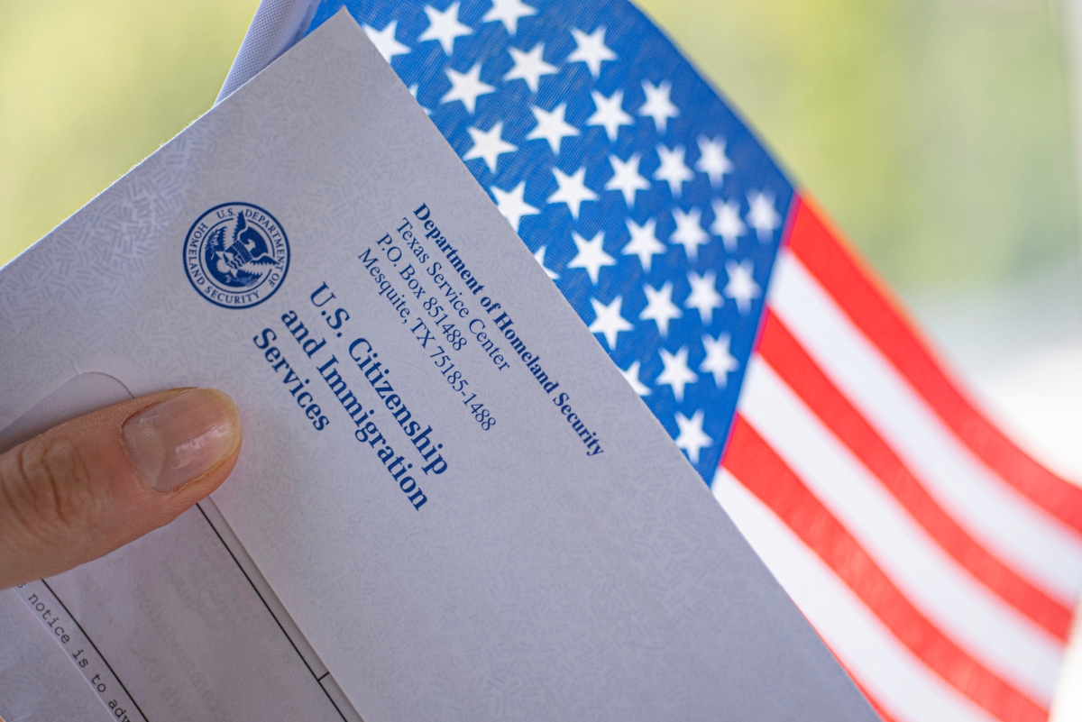 Guía definitiva para entender el Ajuste de Estatus y el «Castigo» de la Green Card