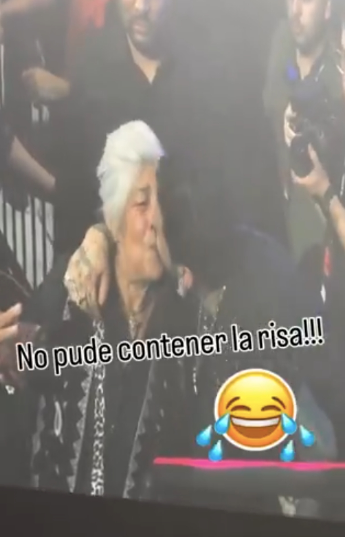 Christian Nodal le da inesperado beso en la boca a una fanática 