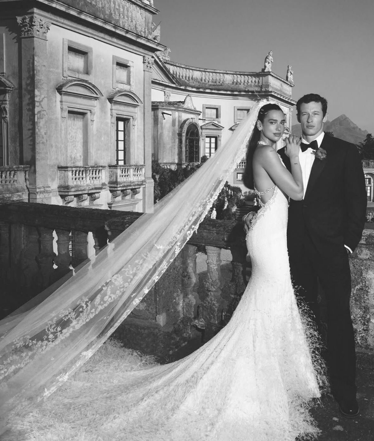 Dua Lipa publicó inesperadas fotos de su boda