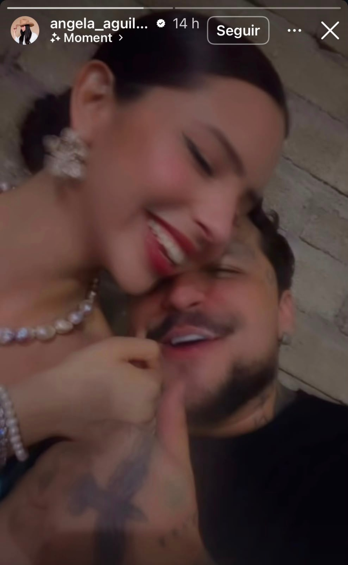 Ángela Aguilar y Christian Nodal se presumen comiéndose a besos
