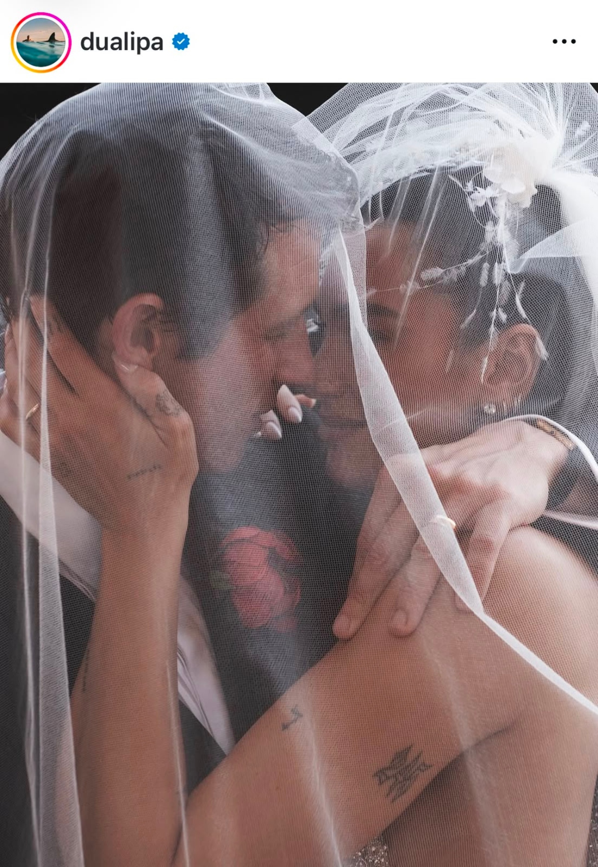 Dua Lipa publicó inesperadas fotos de su boda