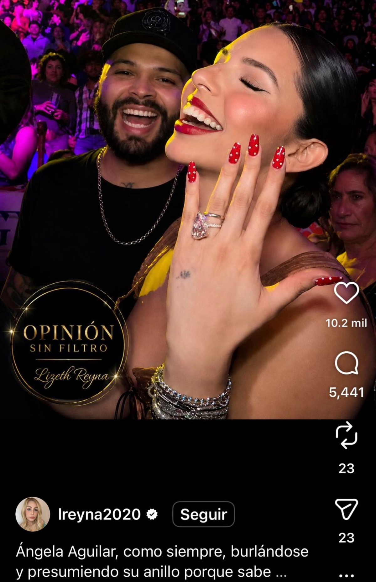 Ángela Aguilar presume su anillo de compromiso en show de Christian Nodal