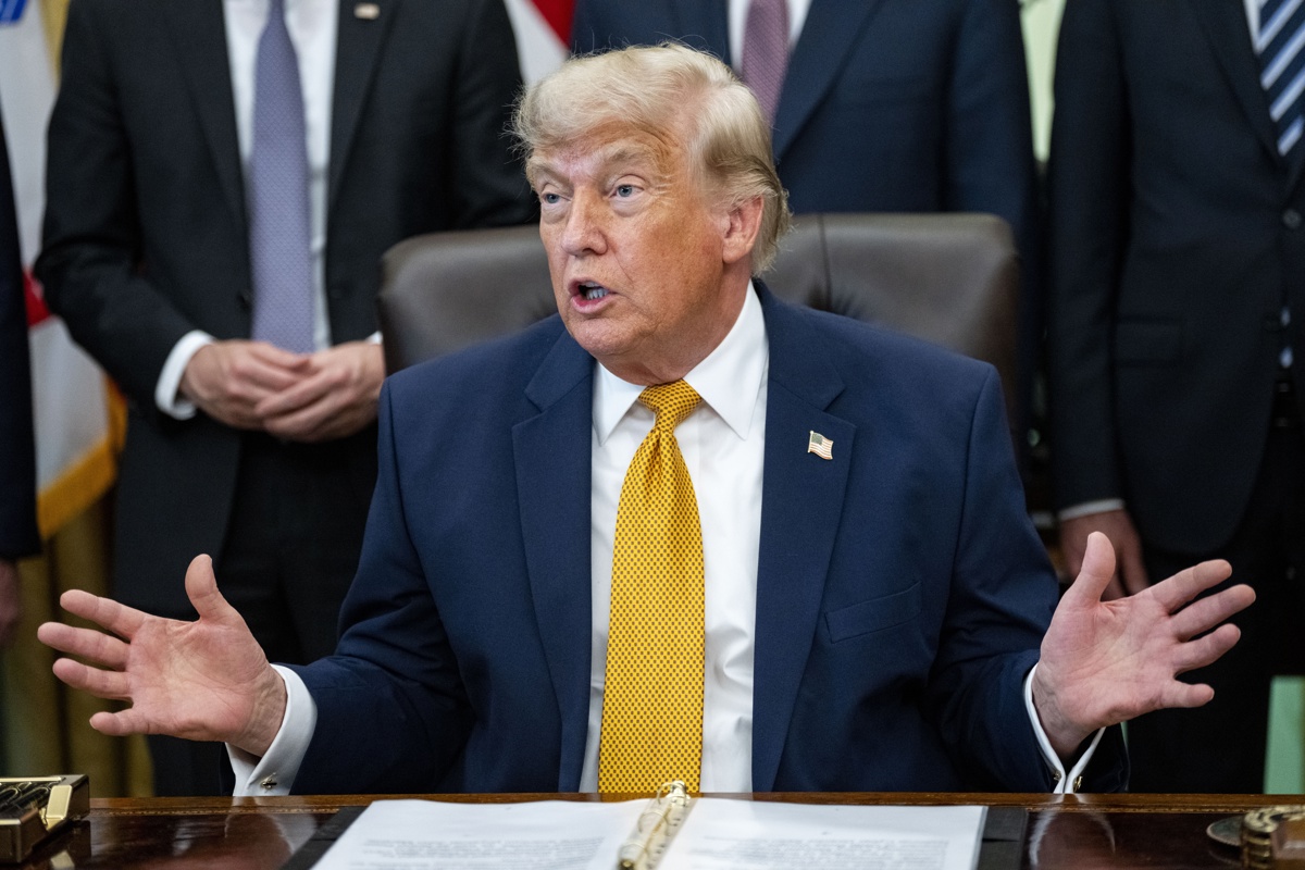 Trump asegura que EEUU controla totalmente el estrecho de Ormuz
