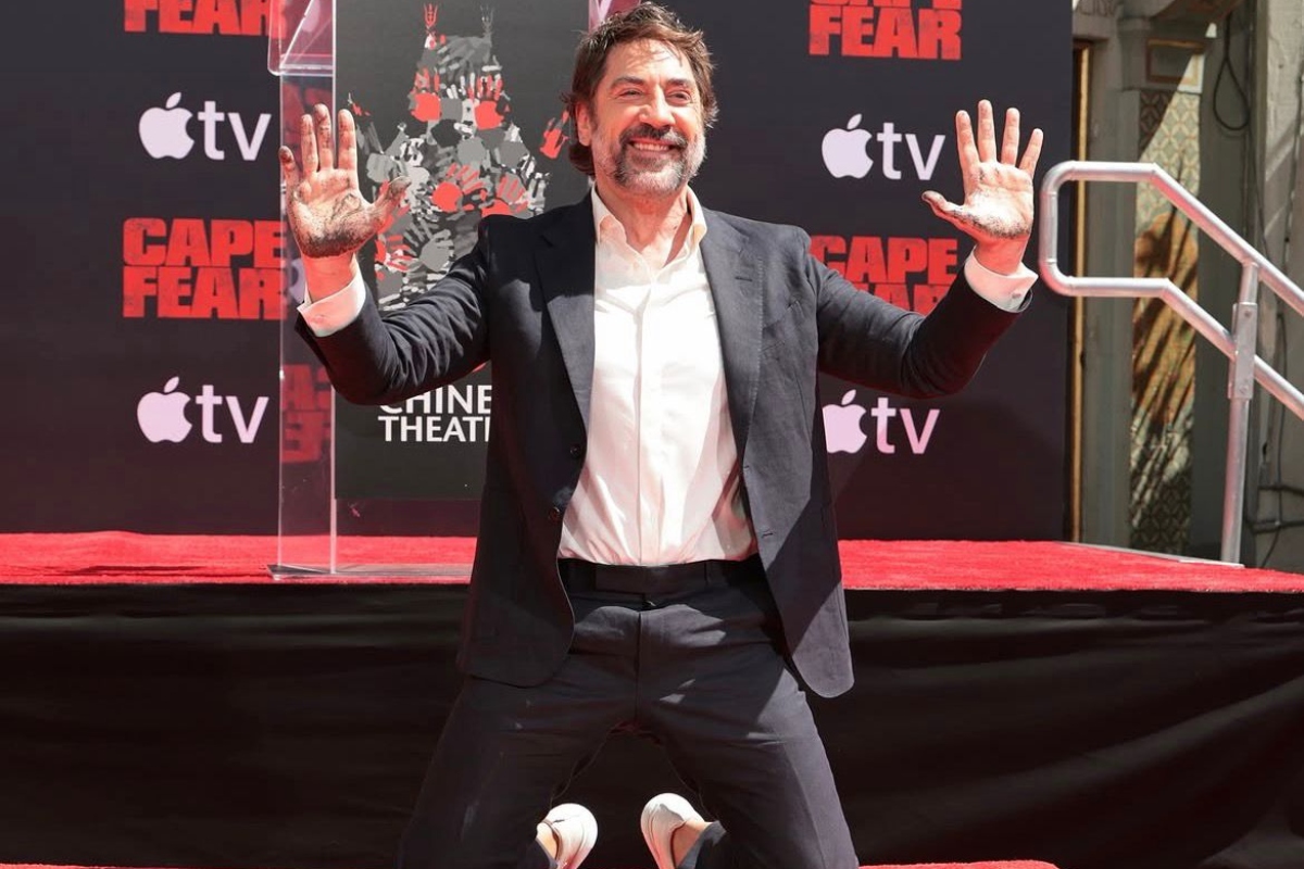 Javier Bardem inmortaliza su legado con sus huellas en Teatro Chino de Hollywood