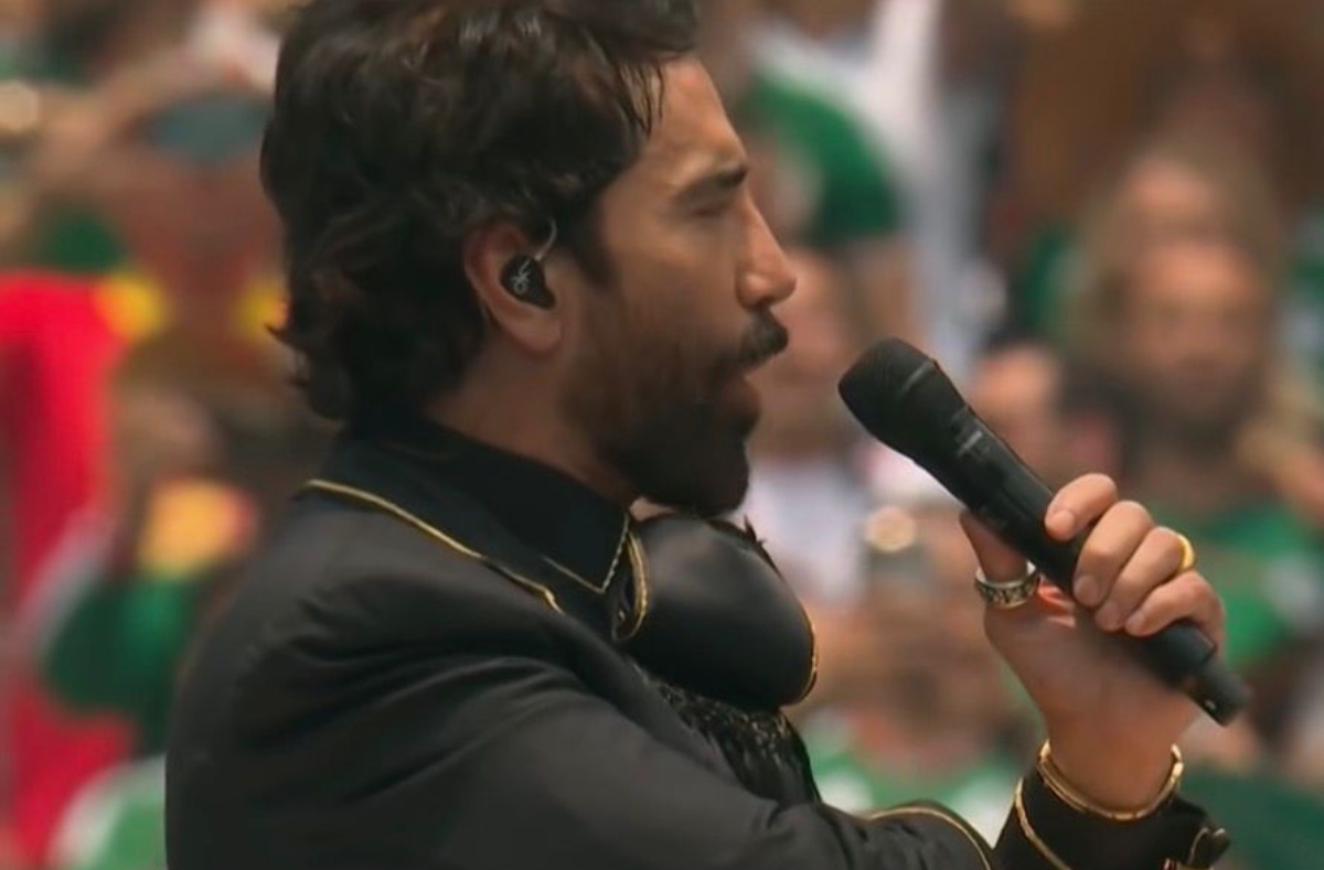 Alejandro Fernández se luce en el Mundial cantando el Himno Nacional de México