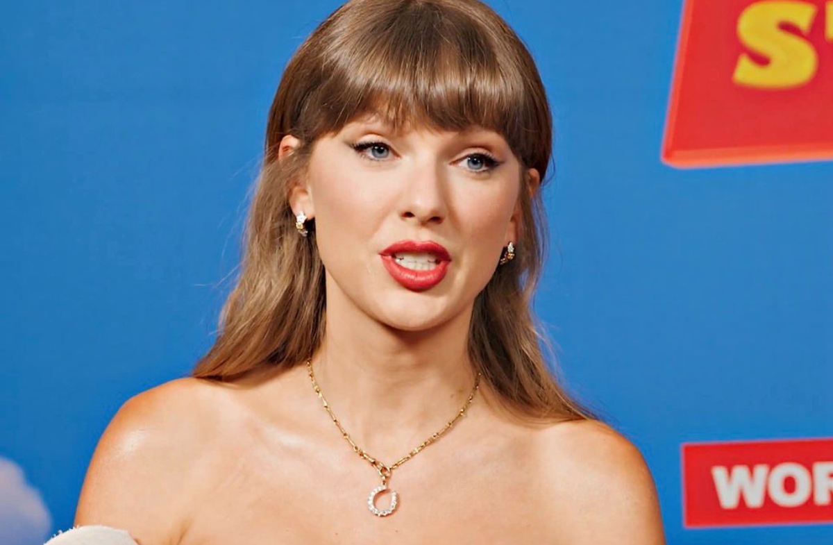 Taylor Swift sorprende en la alfombra roja de ‘Toy Story 5’