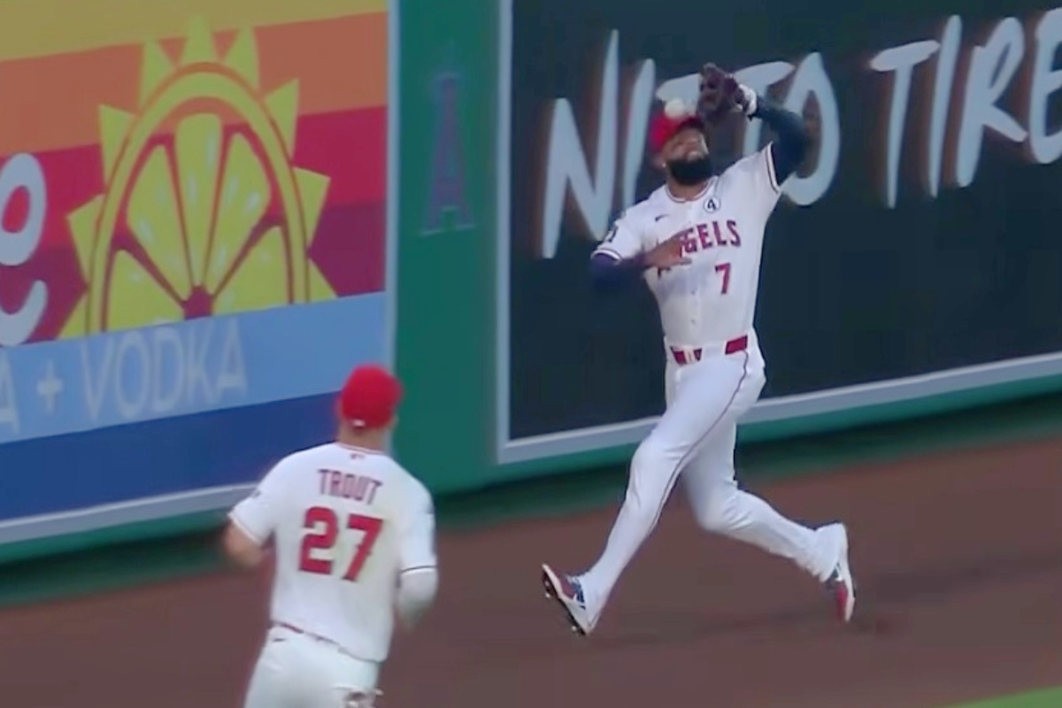 ¡Insólito en la MLB! La pelota le pegó en la cabeza a Jo Adell y terminó en jonrón