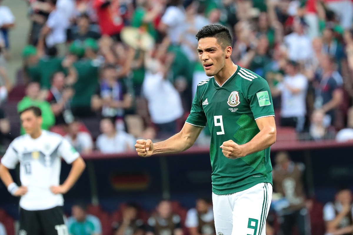 ¿Adiós al récord de Chicharito? Raúl Jiménez iguala a Borgetti