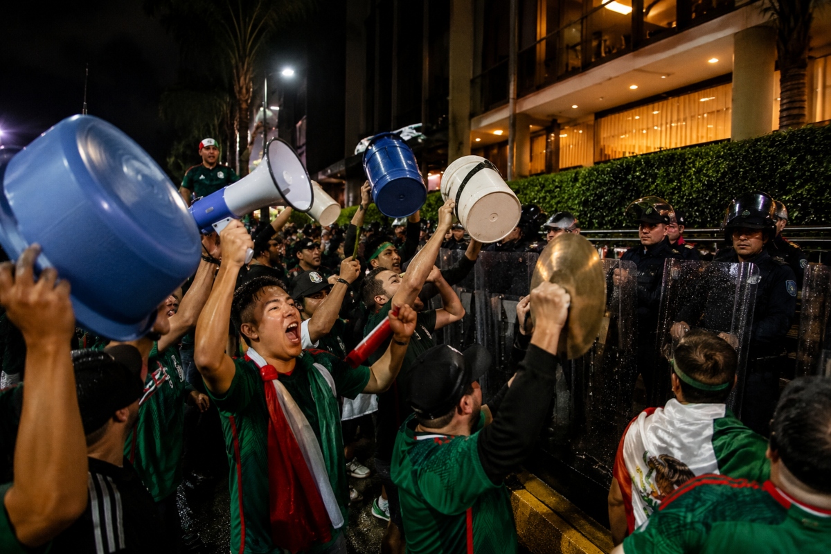 Mexicanos arman ruidosa serenata para impedir el descanso de Ecuador