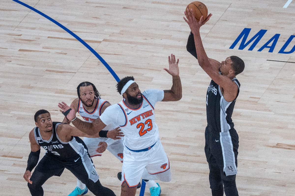 Wembanyama silencia Nueva York y mantiene con vida a los Spurs