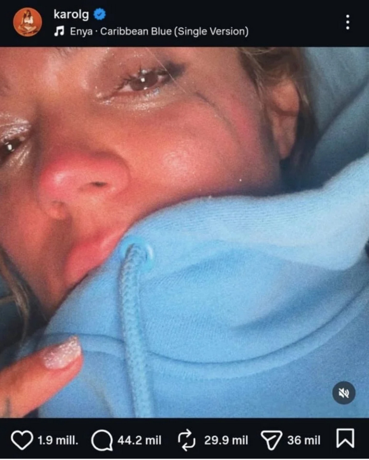 Karol G publica fotografía llorando y manda inesperado mensaje
