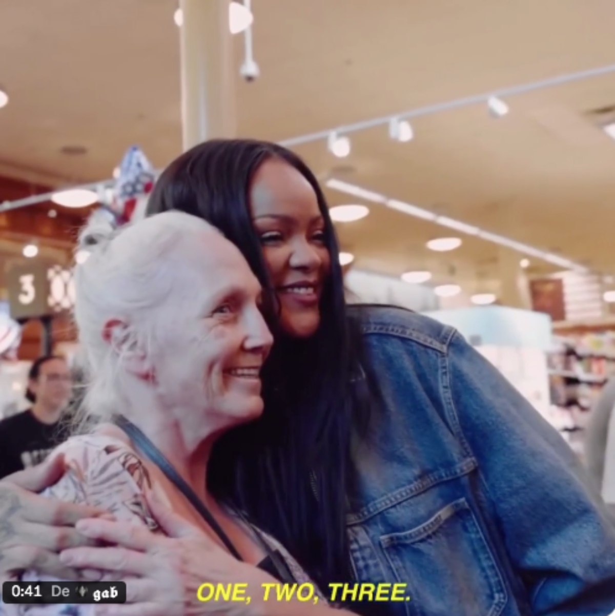 Rihanna conmueve con mensaje a su fanática que padece cáncer