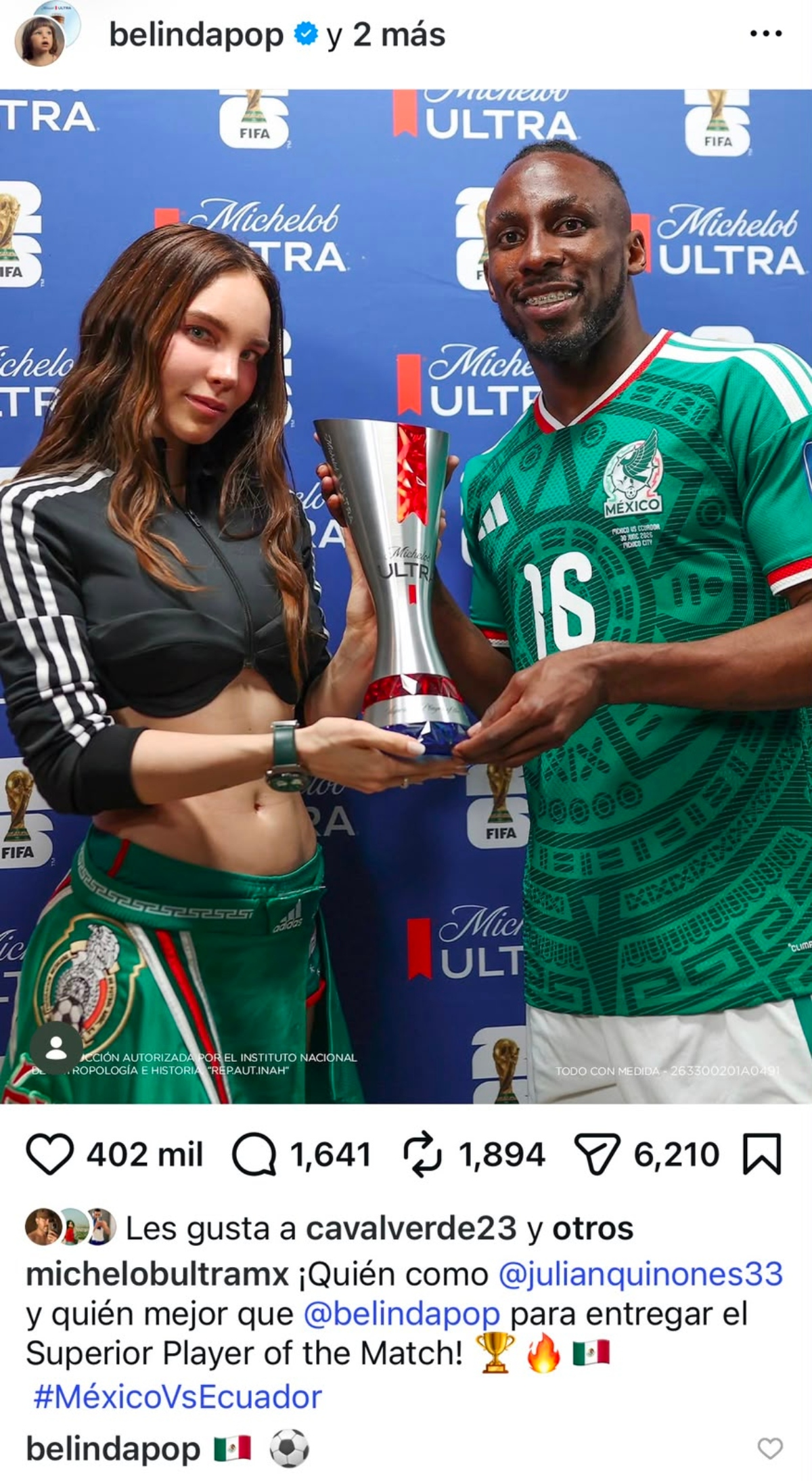 Belinda entrega trofeo al futbolista Julián Quiñones