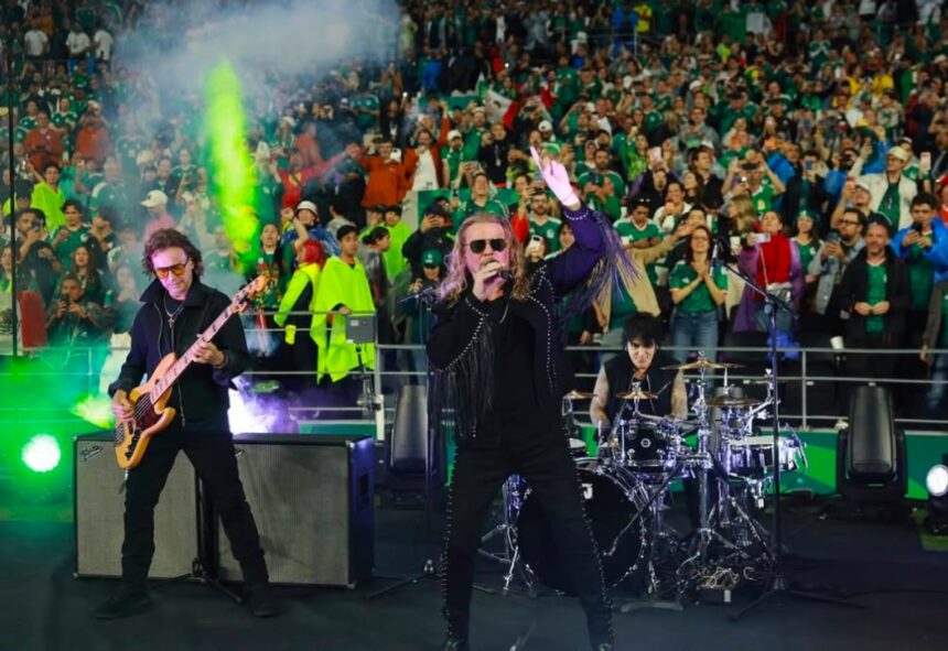 Maná performs "El Rey" at Mexico's final game