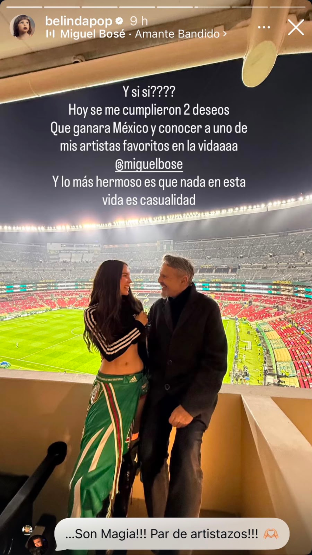 Belinda entrega trofeo al futbolista Julián Quiñones