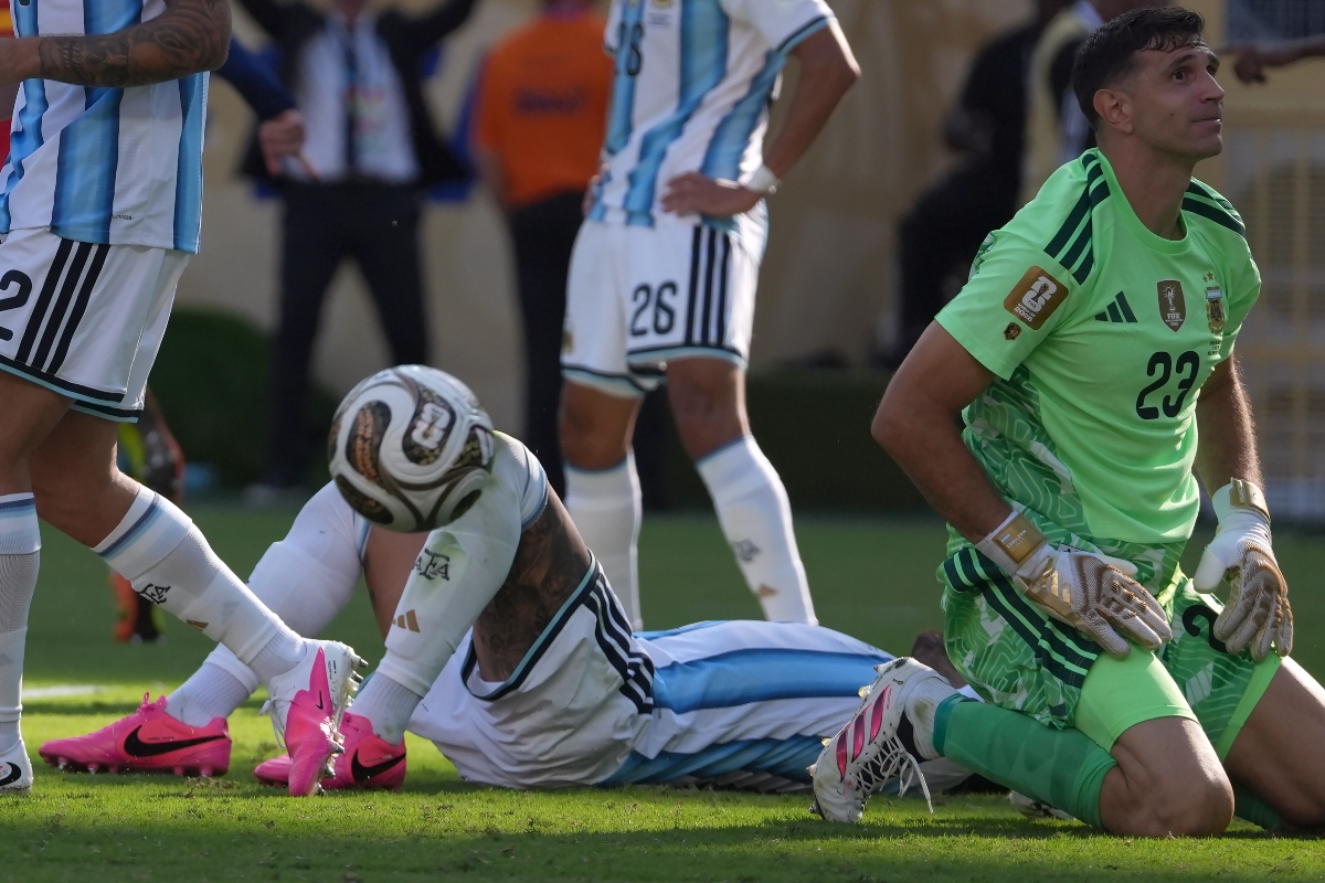 Dibu Martínez, Once ideal Mundial 2026: España y Argentina