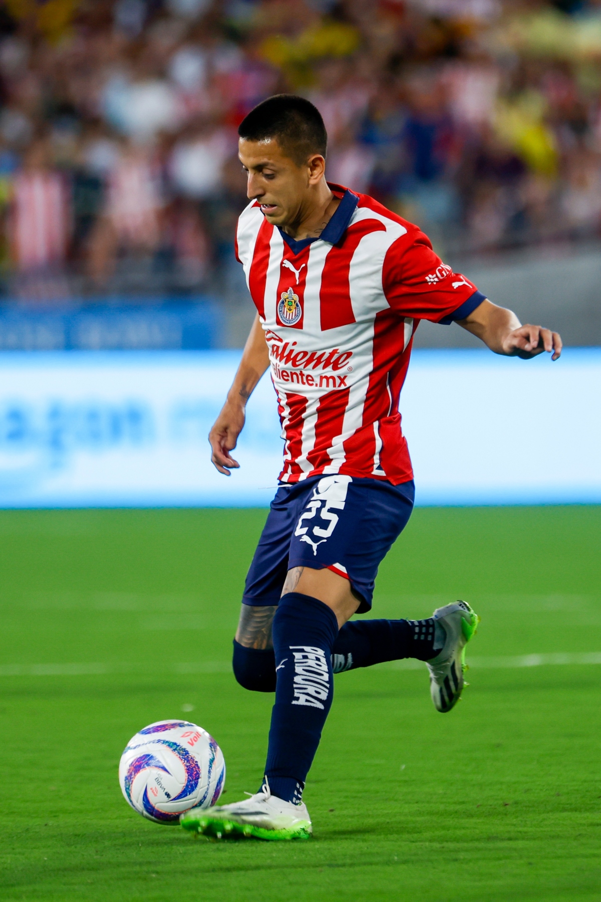 Piojo Alvarado supera a Pulisic
