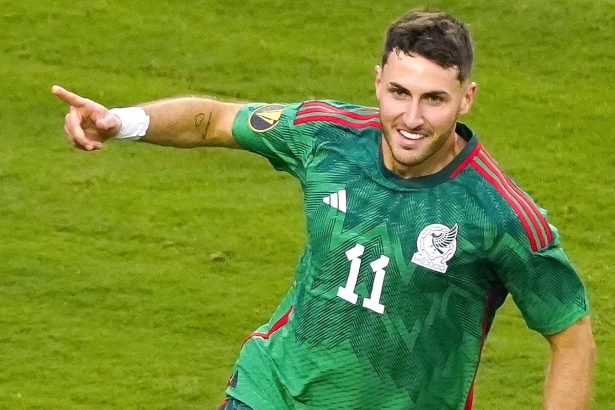 Santi Giménez preocupa a México: así fue su dolorosa lesión